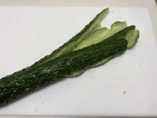 2、快手凉菜-拍黄瓜,用刀侧面拍裂开来