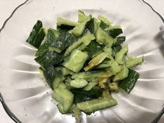 5、快手凉菜-拍黄瓜,加入醋、酱油、盐、糖