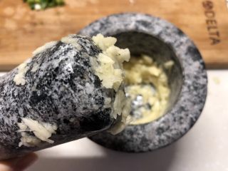 7、快手凉菜-拍黄瓜,大蒜捣成泥状