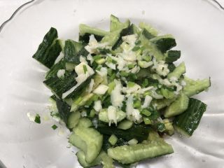 12、快手凉菜-拍黄瓜,倒入黄瓜盆子里