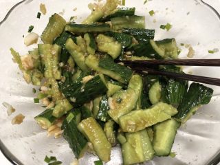 13、快手凉菜-拍黄瓜,拌匀