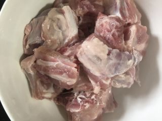 1、蒜蓉排骨蒸苦瓜,排骨清水洗净