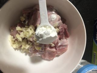 2、蒜蓉排骨蒸苦瓜,放入蒜蓉，生粉