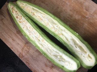 6、蒜蓉排骨蒸苦瓜,苦瓜开边去囊