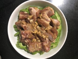 11、蒜蓉排骨蒸苦瓜,接着把排骨铺上去