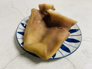 1、黄瓜拌猪耳朵,熟猪耳朵一个