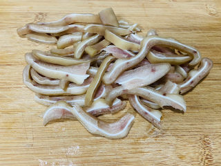 2、黄瓜拌猪耳朵,切细条