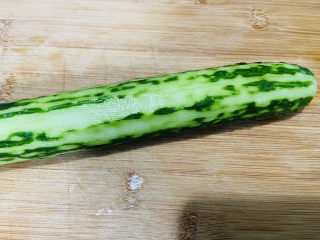 3、黄瓜拌猪耳朵,黄瓜清洗干净去皮