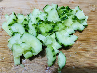 4、黄瓜拌猪耳朵,拍散再切小块