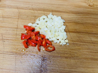 5、黄瓜拌猪耳朵,小米辣、蒜末