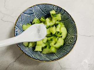 6、黄瓜拌猪耳朵,黄瓜放入碗中加入适量盐腌制十分钟
