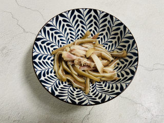 7、黄瓜拌猪耳朵,将猪耳朵放入容器中