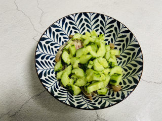 8、黄瓜拌猪耳朵,放入腌制后的黄瓜