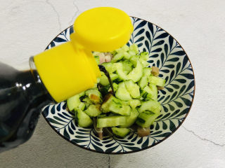 9、黄瓜拌猪耳朵,加入两勺生抽