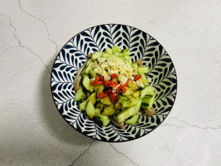 11、黄瓜拌猪耳朵,放入蒜末和小米辣