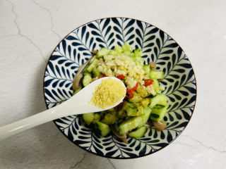 12、黄瓜拌猪耳朵,加入鸡精