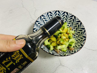 10、黄瓜拌猪耳朵,加入三勺镇江香醋