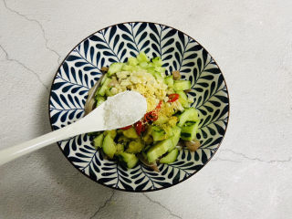 13、黄瓜拌猪耳朵,加入白糖