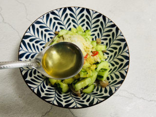 14、黄瓜拌猪耳朵,加入一勺香油搅拌均匀放入冰箱冷藏一小时