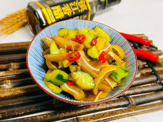 16、黄瓜拌猪耳朵,黄瓜拌猪耳朵清脆爽口，麻辣鲜香。