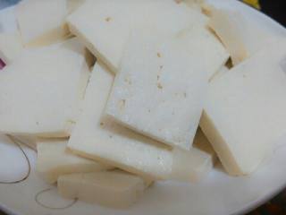 1、红烧豆腐,先把豆腐切块，厚度掌握好哦，