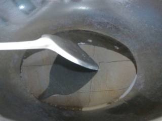 2、红烧豆腐,把锅洗净，烧干放油，稍微多放一点 ，烧热开始煎豆腐。