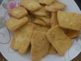 4、红烧豆腐,煎好后用碗盛好。