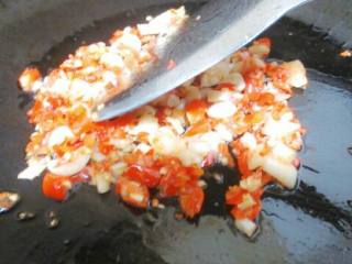 5、红烧豆腐,另起油锅，放适量油烧热，爆炒辣椒和蒜头