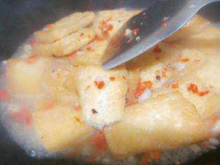 6、红烧豆腐,倒入煎好的豆腐进油锅翻炒一下，放盐，放少量水煮一到两分钟，这样入味。
