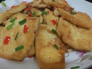 7、红烧豆腐,最后放味精，一小勺生抽，撒点葱花炒拌均匀就可以了哦，味道很棒的哈