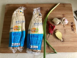 1、夏日里的开胃小凉菜➕蒜蓉炝拌金针菇,食材合照:金针菇两袋约300g,小葱一根,小米辣三根,姜一小片,蒜五六瓣