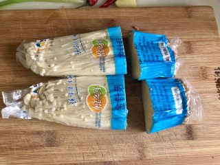 2、夏日里的开胃小凉菜➕蒜蓉炝拌金针菇,金针菇隔着袋子切掉根部,这样不会弄脏案板