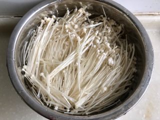 3、夏日里的开胃小凉菜➕蒜蓉炝拌金针菇,取一深盆,放入金针菇,清水没过,加少许食盐,调成淡盐水,浸泡十分钟