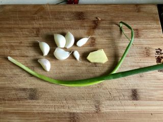 5、夏日里的开胃小凉菜➕蒜蓉炝拌金针菇,来准备下其他配菜。小葱择好,蒜剥皮、姜去皮