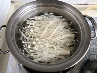 8、夏日里的开胃小凉菜➕蒜蓉炝拌金针菇,水开,放入金针菇,中火焯烫两分钟左右,怕不熟的可以延长一点时间