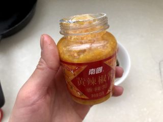 17、夏日里的开胃小凉菜➕蒜蓉炝拌金针菇,小半勺黄辣椒酱。这种辣椒酱很辣,阿晨最近很迷它的味道,不喜欢吃辣的小伙伴们可以省略不放