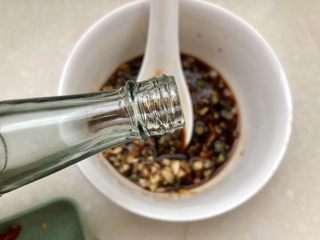 18、夏日里的开胃小凉菜➕蒜蓉炝拌金针菇,加入少许花椒油(这张忘记拍了),几滴芥末油。芥末油千万别放多了,会很呛