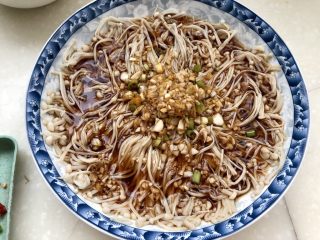 20、夏日里的开胃小凉菜➕蒜蓉炝拌金针菇,把调料汁用小勺均匀浇在金针菇上