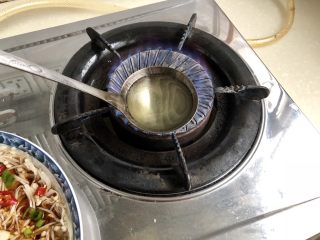 23、夏日里的开胃小凉菜➕蒜蓉炝拌金针菇,取一不锈钢小勺,或者直接用炒锅,阿晨今天偷懒了。加入少许食用油加热到油温八成热