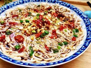 28、夏日里的开胃小凉菜➕蒜蓉炝拌金针菇,金针菇滑嫩入味,酸辣咸鲜,炎炎夏日食用,十分的开胃。感兴趣的宝宝们,也来试试看吧