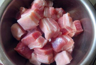 1、毛氏红烧肉,五花肉用清水浸泡半天后，切成大块