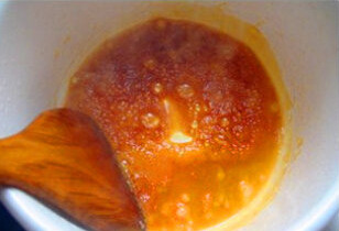 2、毛氏红烧肉,先在锅中放入50克糖，加入少量的热水，开火加热，至糖开始冒泡呈现焦黄色