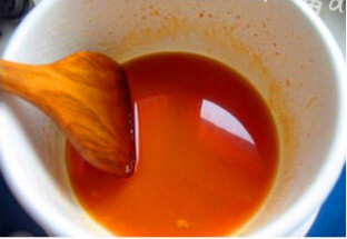 3、毛氏红烧肉,立刻关火，倒入剩下的热水搅拌均匀即可