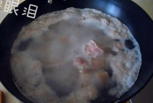 4、毛氏红烧肉,五花肉冷水下锅焯至水开变色，捞出用温水冲净