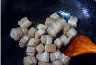 5、毛氏红烧肉,油锅，倒入焯过水的五花肉小火翻炒，至五花肉变成金黄色