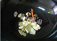 6、毛氏红烧肉,另起一锅，锅里放少许底油，放入桂皮、大料（八角）、香叶、葱姜蒜炒出香味