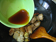 7、毛氏红烧肉,放入五花肉，料酒，盐，焦糖水，倒入开水，没过五花肉