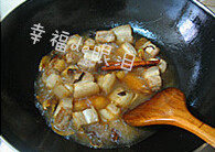 8、毛氏红烧肉,开锅后盖上锅盖转小火炖1个半小时再开大火收汁即可