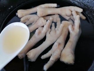 5、无骨鸡爪,撇去浮沫加入一勺黄酒去腥