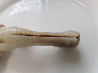 8、无骨鸡爪,用刀子在鸡爪上划一刀